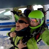 Ekscytujący skok ze spadochronem tandem